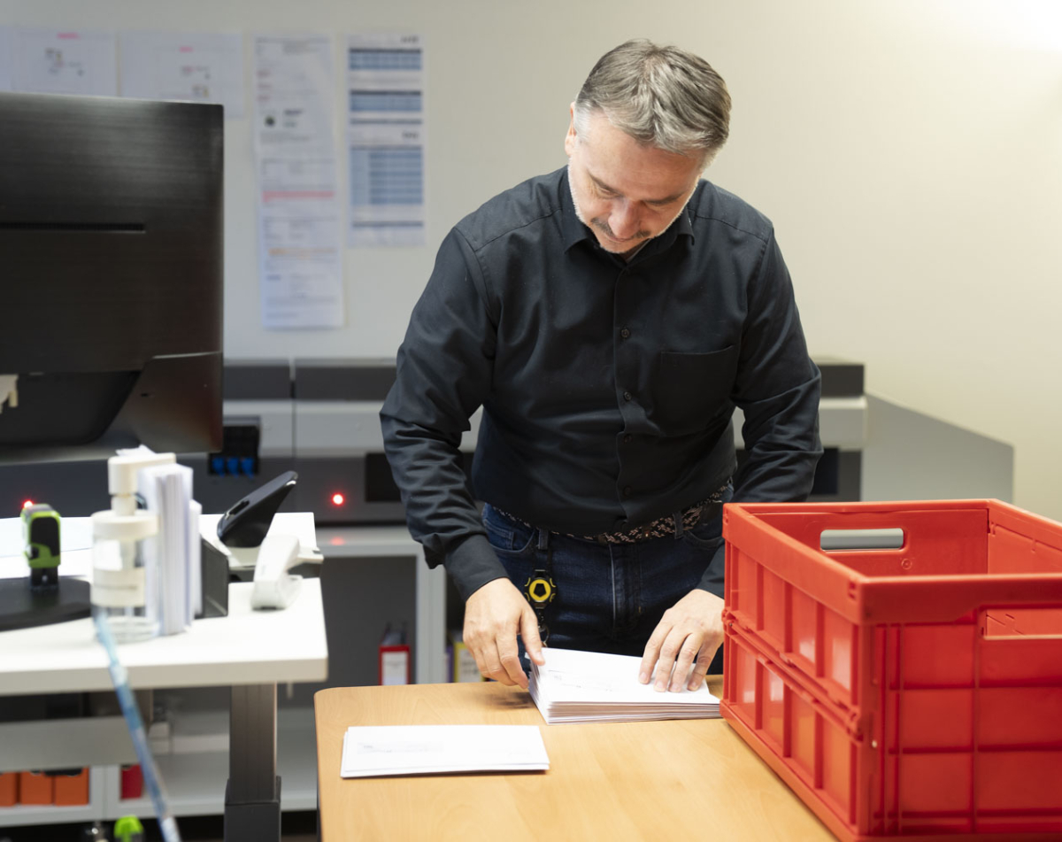 Mann sortiert Briefe